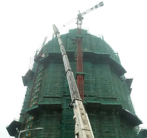 顺庆吊车在工地上作业